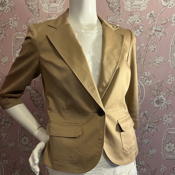 Camel coloured 3/4 length blazer w/front pockets. - Picture 7 of 10